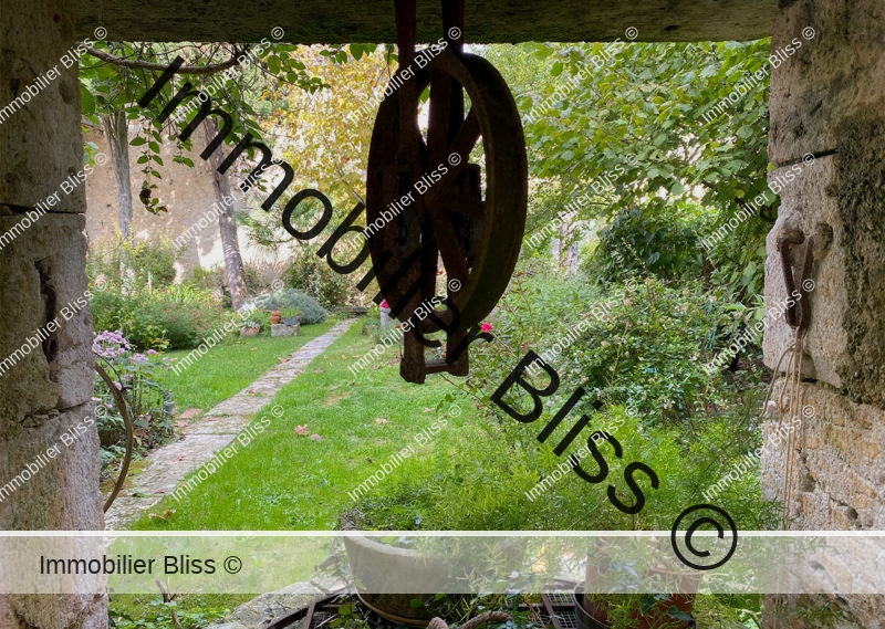 1 - Header picture - well dividing garden in 2 parts