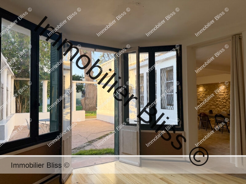 Bow-window ouvert sur terrasse ouest