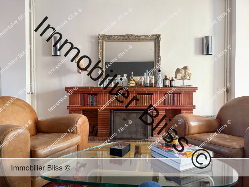 Cheminée en briquettes du salon