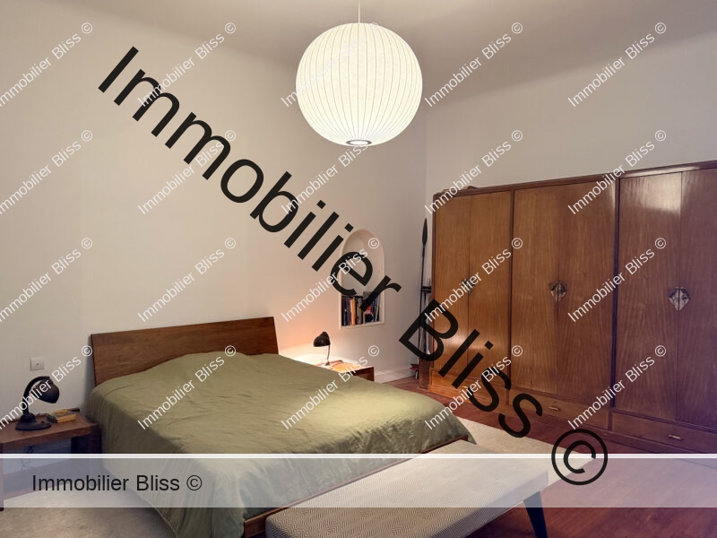 Grande chambre étage côté rue fenêtre Est