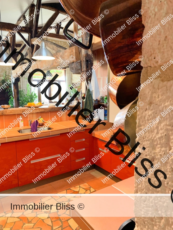 cuisine rouge luxueuse proche de Bergerac