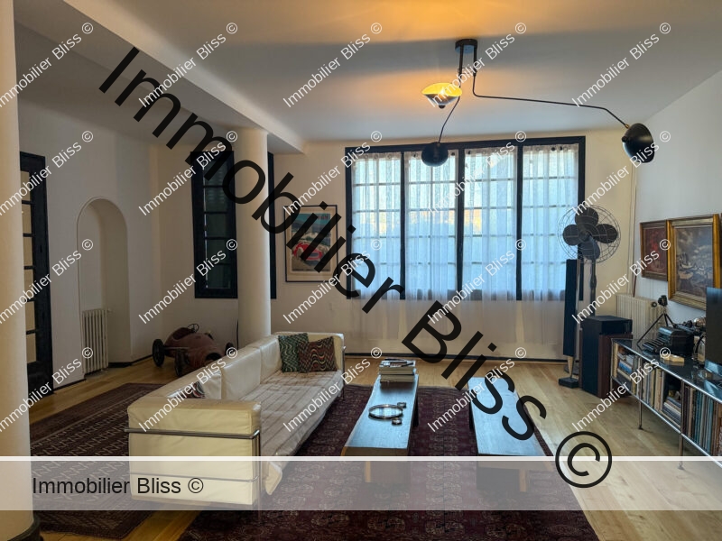 Salon TV et sa fenêtre Est sur rue